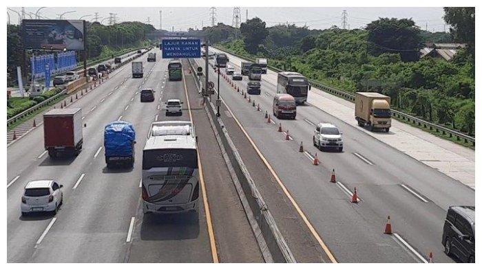 Arus Lalu Lintas Padat di Tol Jakarta-Cikampek