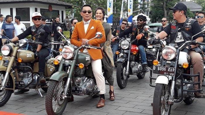 Ridwan Kamil dengan motor Royal Enfield