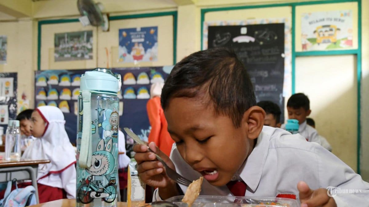 Walikota Surabaya Eri Cahyadi Meninjau Program Makan Bergizi