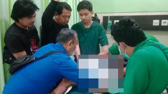 Kakek pasang paralon di alat vital